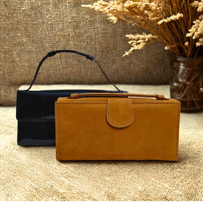 Clutch with Handle